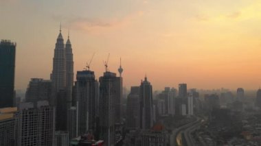 Kuala Lumpur, Malezya - 25 Eylül 2018: Akşam kuala lumpur şehir merkezi havacılık panorama 4k circa 25 Eylül 2018 kuala lumpur, malezya.
