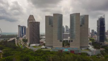 Singapur üzerinden gündüz uçuşu havadan panorama 4K zaman aşımı