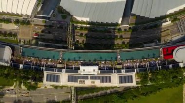singapur şehir güneşli gün ünlü otel çatı yüzme havuzu havadan üstaşağı panorama 4k timelapse