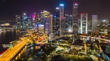 Alacakaranlık ışıklandırılmış Singapur şehir panoramik 4k Timelapse