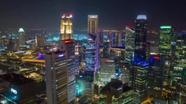 Singapur üzerinden gece uçuşu havadan panorama 4K zaman aşımı