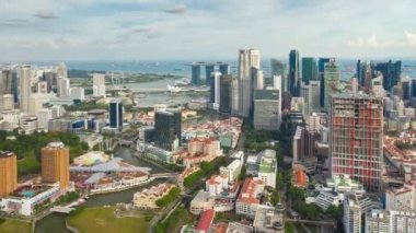 Singapur üzerinden gündüz uçuşu havadan panorama 4K zaman aşımı
