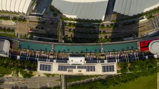 Singapore Ville Ensoleillé Jour Célèbre Hôtel Toit Piscine Aérienne Topdown — Video