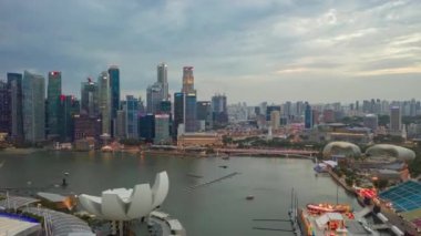 Singapur üzerinden gündüz uçuşu havadan panorama 4K zaman aşımı