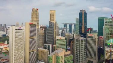 Singapur üzerinden gündüz uçuşu havadan panorama 4K zaman aşımı