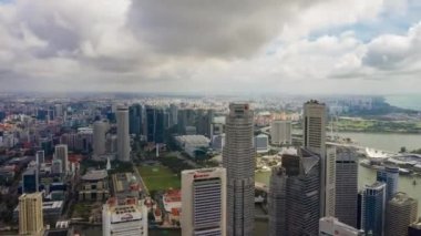 Singapur üzerinden gündüz uçuşu havadan panorama 4K zaman aşımı