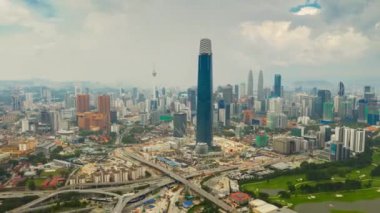Kuala Lumpur, Malezya - 25 Eylül 2018: Gündüz kuala lumpur şehir merkezi trafik caddesi kavşak metro hattı panorama 4k timelapse malezya
