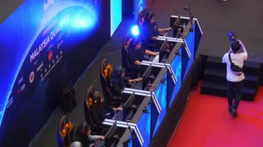 KUALA LUMPUR, MALAYSIA - 25 Eylül 2018: Bilgisayar oyunları oturum salonu panorama 4k 