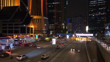 Kuala Lumpur, Malezya - 25 Eylül 2018: Gece vakti kuala lumpur şehir merkezi trafik caddesi kavşak metro hattı panorama 4k timelapse malezya