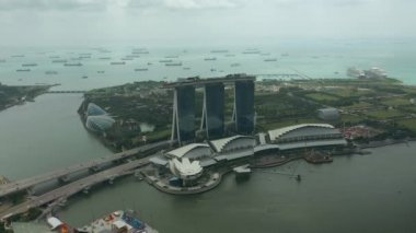 Singapur-Şubat 4 2019: gün Singapur şehir Marina Bay ünlü otel hava Panoraması 4k yaklaşık Şubat 4 2019 Singapur.