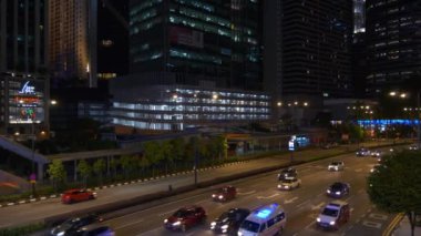 Kuala Lumpur, Malezya - 25 Eylül 2018: Gece vakti kuala lumpur şehir merkezi trafik caddesi kavşak metro hattı panorama 4k timelapse malezya