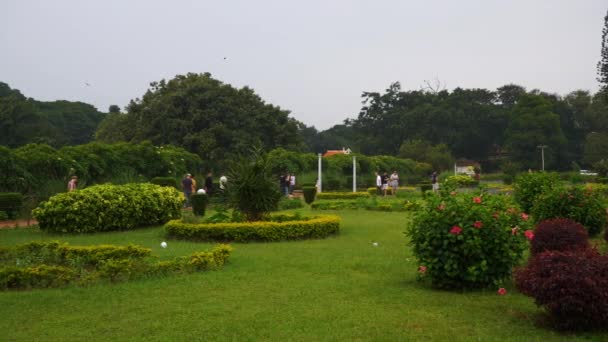 游客在班加罗尔市著名的植物园空中全景4K印度 — 图库视频影像