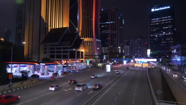 马来西亚吉隆坡 2018年9月25日 夜间吉隆坡市中心交通街十字路口地铁线全景4K延时马来西亚 — 图库视频影像