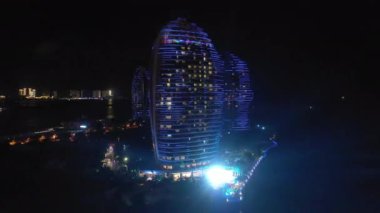 Sanya, Çin-Ekim 1 2018: gece ışıklı Sanya ünlü otel kompleksi çatı Panoraması 4k Timelapse Ekim 1 2018 Hainan Adası Çin.