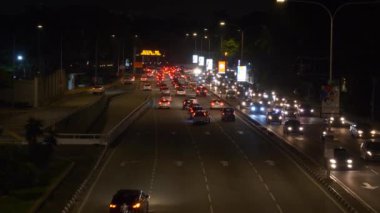 Kuala Lumpur, Malezya-Eylül 25 2018: gece aydınlatılmış Kuala Lumpur şehir merkezi trafik kavşak hava Tepesi Panorama 4k yaklaşık Eylül 25 2018 Kuala Lumpur, Malezya.