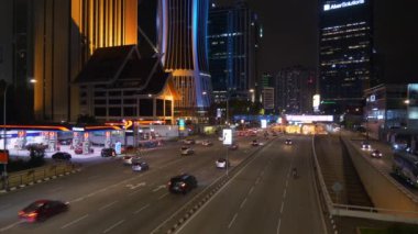 Kuala Lumpur, Malezya-Eylül 25 2018: gece aydınlatılmış Kuala Lumpur şehir merkezi trafik kavşak hava Tepesi Panorama 4k yaklaşık Eylül 25 2018 Kuala Lumpur, Malezya.