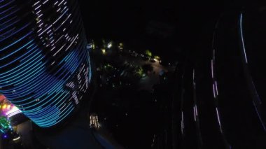 Sanya, Çin-Ekim 1 2018: gece ışıklı Sanya ünlü otel kompleksi çatı Panoraması 4k Timelapse Ekim 1 2018 Hainan Adası Çin.