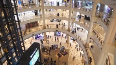 Kuala Lumpur, Malezya - Ocak 2018: fnight time kuala lumpur city center Ünlü alışveriş merkezi ana salon panorama 4k kuala lumpur, Malezya.