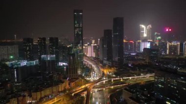 Shenzhen, Çin-Ekim 3 2018: gece aydınlatılmış Shenzhen şehir ünlü trafik sokak Crossroad çatı Panoraması 4k yaklaşık Ekim 3 2018 Shenzhen, Çin.