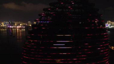 Sanya, Çin-Ekim 1 2018: gece ışıklı Sanya ünlü otel kompleksi çatı Panoraması 4k Timelapse Ekim 1 2018 Hainan Adası Çin.