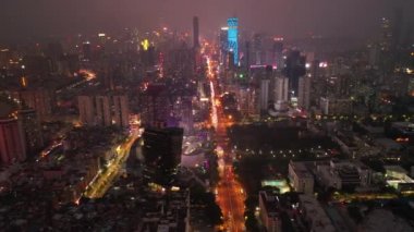 Shenzhen, Çin-Ekim 3 2018: gece aydınlatılmış Shenzhen şehir ünlü trafik sokak Crossroad çatı Panoraması 4k yaklaşık Ekim 3 2018 Shenzhen, Çin.