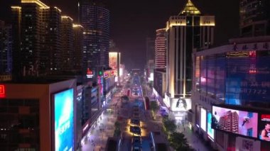 Shenzhen, Çin-Ekim 3 2018: gece aydınlatılmış Shenzhen şehir ünlü trafik sokak Crossroad çatı Panoraması 4k yaklaşık Ekim 3 2018 Shenzhen, Çin.
