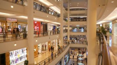 Kuala Lumpur, Malezya - Ocak 2018: fnight time kuala lumpur city center Ünlü alışveriş merkezi ana salon panorama 4k kuala lumpur, Malezya.