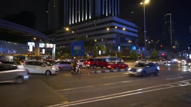 クアラルンプール マレーシア 2018 の夜はクアラルンプール市内中心部のトラフィック交差点を点灯空中トップダウンパノラマ 年頃9月 2018 クアラルンプール マレーシア — ストック動画