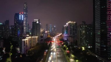 Shenzhen, Çin-Ekim 3 2018: gece aydınlatılmış Shenzhen şehir ünlü trafik sokak Crossroad çatı Panoraması 4k yaklaşık Ekim 3 2018 Shenzhen, Çin.