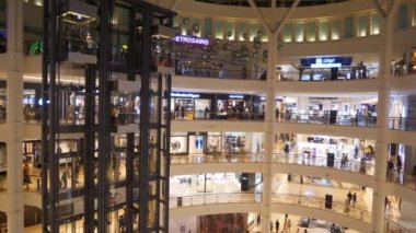 Kuala Lumpur, Malezya - Ocak 2018: fnight time kuala lumpur city center Ünlü alışveriş merkezi ana salon panorama 4k kuala lumpur, Malezya.