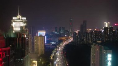 Shenzhen, Çin-Ekim 3 2018: gece aydınlatılmış Shenzhen şehir ünlü trafik sokak Crossroad çatı Panoraması 4k yaklaşık Ekim 3 2018 Shenzhen, Çin.