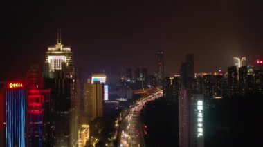 Shenzhen, Çin-Ekim 3 2018: gece aydınlatılmış Shenzhen şehir ünlü trafik sokak Crossroad çatı Panoraması 4k yaklaşık Ekim 3 2018 Shenzhen, Çin.