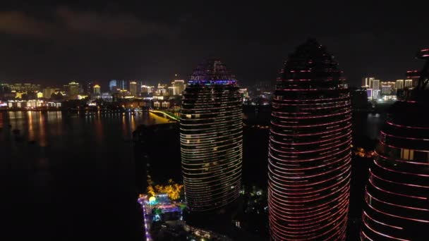 中国三亚 2018年10月1日 夜间灯火通明的三亚著名酒店综合体屋顶全景4K 时间拉圈子2018年2018年8月1日海南岛中国 — 图库视频影像