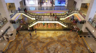 Kuala Lumpur, Malezya - Ocak 2018: fnight time kuala lumpur city center Ünlü alışveriş merkezi ana salon panorama 4k kuala lumpur, Malezya.
