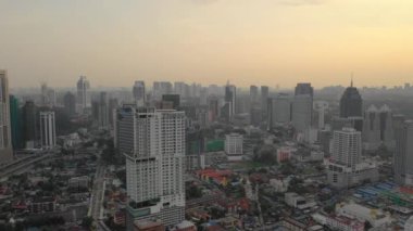 Kuala Lumpur, Malezya - 25 Eylül 2018: güneşli gün kuala lumpur şehir merkezi havacılık panorama 4k dolaylarında 25 Eylül 2018 Kuala lumpur, malezya, Malezya.