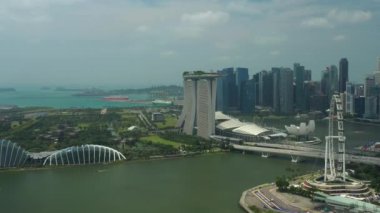 Singapur-Şubat 4 2019: gün Singapur şehir Marina Bay ünlü otel hava Panoraması 4k yaklaşık Şubat 4 2019 Singapur.