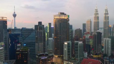 Kuala Lumpur, Malezya - 25 Eylül 2019: kuala lumpur downtown aerial panorama 4k yaklaşık 25 Eylül 2019  