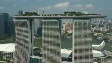 Singapur-Şubat 4 2019: gün Singapur şehir Marina Bay ünlü otel hava Panoraması 4k yaklaşık Şubat 4 2019 Singapur.