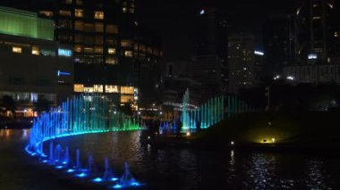 Kuala Lumpur, Malezya - Ekim 12018: gece vakti kuala lumpur şehri ünlü fıskiye parkı panorama 4k sirk 1 Ekim 2018 kuala lumpur, Malezya.