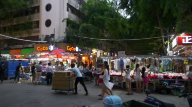 SANA, ÇİN - 7 Ekim 2018: Şehir akşamı kalabalık sokak pazarı, yavaş çekim, Sanya, Hainan, Çin.
