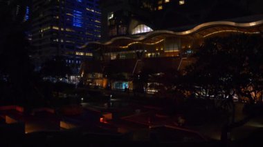 KUALA LUMPUR, MALAYSIA - 25 Eylül 2018: Modern şehir binalarının gece aydınlanması, 4k