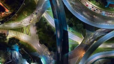 Kuala Lumpur, Malezya-Haziran 25 2019: gece zaman Kuala Lumpur şehir merkezi trafik sokak Kavşak metro hattı Panorama 4k Timelapse Malaysia