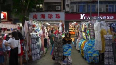 SANA, ÇİN - 7 Ekim 2018: Şehir akşamı kalabalık sokak pazarı, yavaş çekim, Sanya, Hainan, Çin.