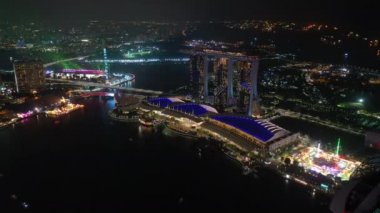 Singapur hava gece aydınlatılmış topdown cityscape panorama 4k görüntüleri 