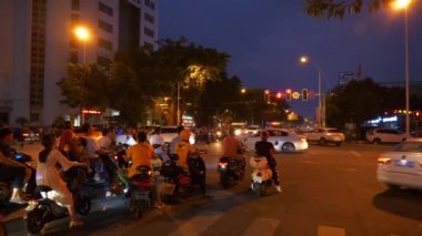 Sanya, Çin - 1 Ekim 2018: ışıklı gece sanya şehir trafik caddesi panorama 4k circa 1 Ekim 2018 hainan adası çin.