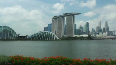 Singapur-Şubat 4 2019: gün Singapur şehir Marina Bay ünlü otel hava Panoraması 4k yaklaşık Şubat 4 2019 Singapur.