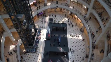 Kuala Lumpur, Malezya - Haziran 2019: Ünlü Petronas Kuleleri Suria klcc Alışveriş Merkezi Ocak 2019 Kuala lumpur, Malezya.