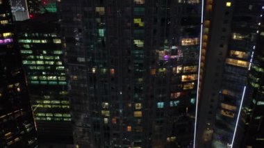 Singapur hava gece aydınlatılmış topdown cityscape panorama 4k görüntüleri 