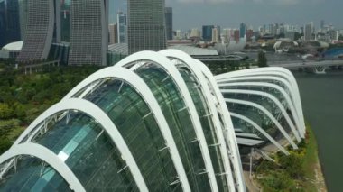 Singapur-Ekim 18, 2019: Cloud Forest & Flower Dome of Gardens by Bay 4k görüntüleri gün görünümü