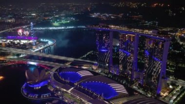 Singapur hava gece aydınlatılmış topdown cityscape panorama 4k görüntüleri 